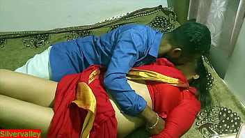 Indian aunty Merry enjoys Christmas day sex with young dishboy in red saree